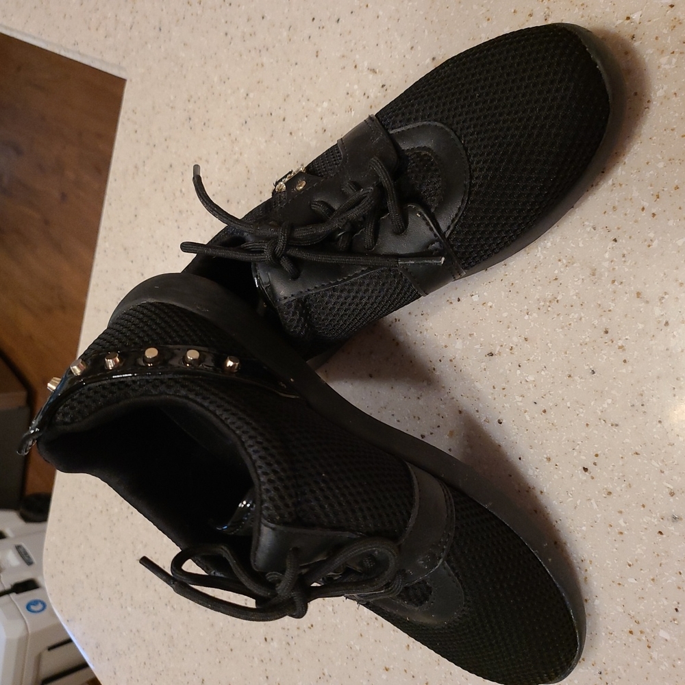 Guess sneakers Women's size 6.5 👟
